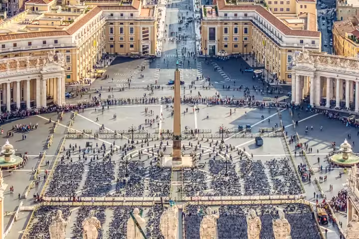 A Praça de São Pedro e suas colunatas vistas de cima, Cidade do Vaticano.