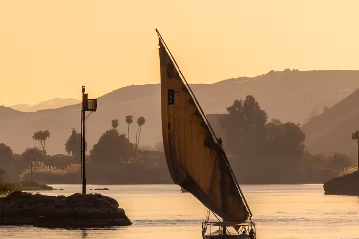 Uma feluca no Nilo ao pôr do sol em Aswan