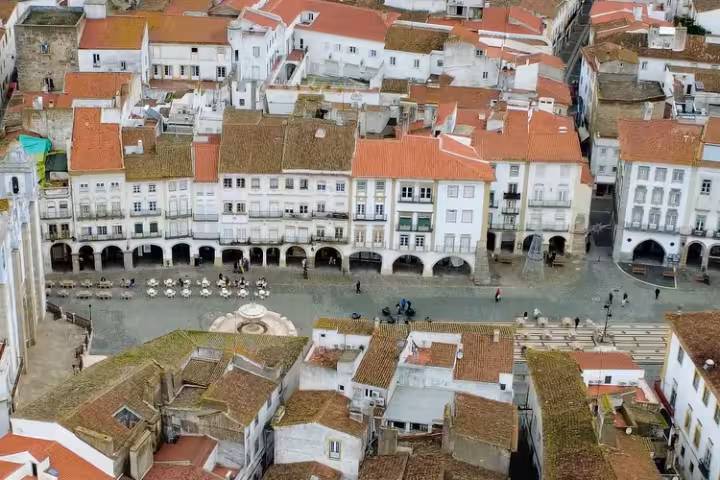 Telhados da cidade velha de Évora em torno da Praça do Giraldo, vistos de cima.