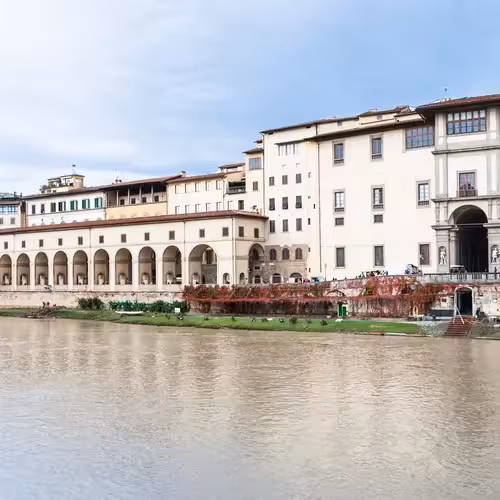 The Uffizi and the arcaded Vasari Corridor along the Arno in Florence.