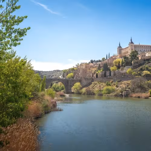 L'Alcázar et les remparts de Tolède surplombant le Tage et le pont de l'Alcántara