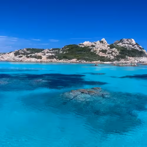 Un voilier au mouillage dans les eaux turquoise près des îlots rocheux, archipel de La Maddalena