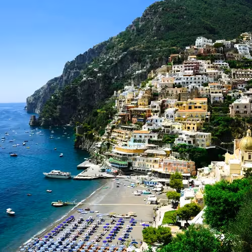 Spiaggia Grande et le dôme de Santa Maria Assunta sous les maisons de Positano