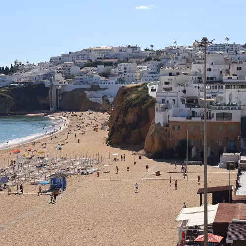 Veduta panoramica del pittoresco litorale di Albufeira con edifici imbiancati a calce e spiagge sabbiose nel distretto di Faro, in Portogallo.