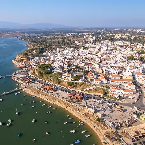 Veduta aerea di Alvor, nella regione dell'Algarve, in Portogallo, che mostra uno splendido paesaggio costiero e una vivace architettura, ideale da esplorare.