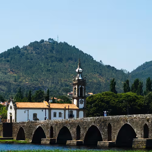 Storico ponte in pietra e chiesa ad Amarante, in Portogallo, che mettono in mostra l'affascinante architettura e la bellezza paesaggistica della regione del Nord.