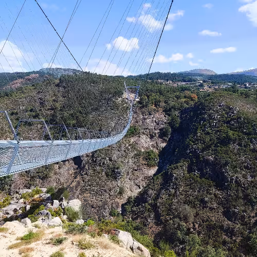 Una vista impresionante del puente colgante Arouca 516 sobre el río Paiva en la pintoresca región Norte de Portugal.