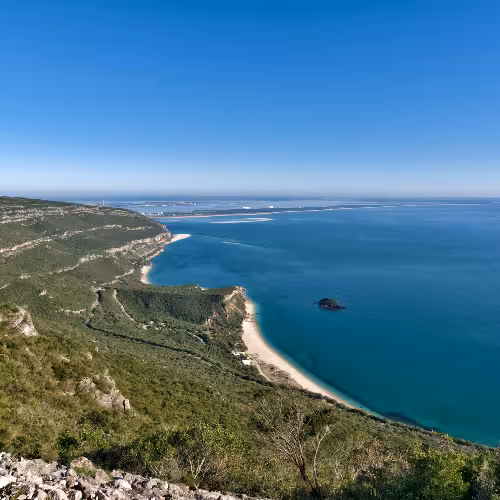 Una vista panoramica mozzafiato sulla splendida costa e sulle acque turchesi del Parco Naturale di Arrábida, nella regione di Lisbona, ideale per avventure all'aria aperta e momenti di relax immersi nella natura.