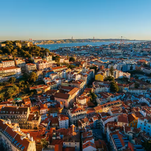 Veduta aerea dei vivaci tetti e dell'architettura storica del quartiere Baixa-Chiado di Lisbona, che mette in mostra il fascino e la cultura della capitale portoghese.