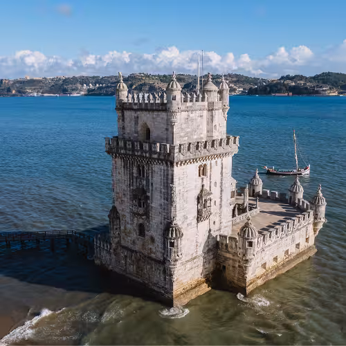 La Torre di Belém, che si affaccia sul fiume Tago a Lisbona, in Portogallo, vanta un'architettura straordinaria e panorami suggestivi, ed è un'attrazione imperdibile nella regione di Belém.