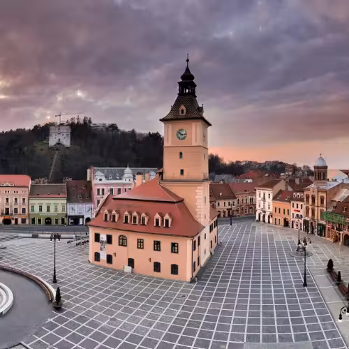 A cidade velha de Brașov, no sopé da montanha Tâmpa, vista de cima.
