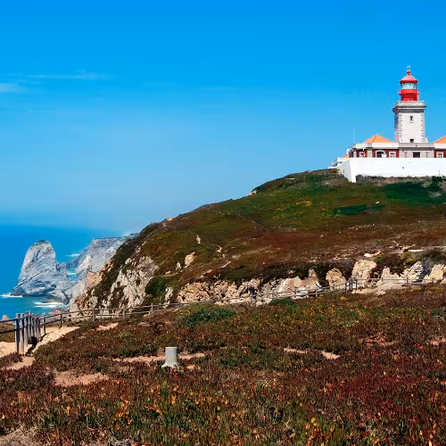 Veduta panoramica del faro di Cabo da Roca, arroccato su scogliere spettacolari a picco sull'Oceano Atlantico nella regione di Lisbona, in Portogallo.