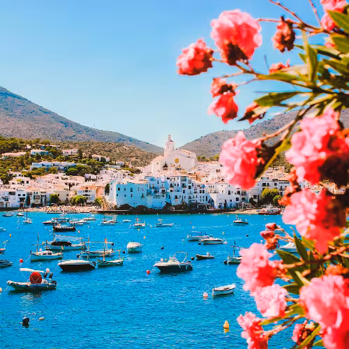 Vista panorâmica de Cadaqués, Catalunha, Espanha, com a vila costeira caiada de branco, barcos na baía e a igreja de Santa Maria, um dos principais pontos turísticos da Costa Brava, perto do Cabo de Creus.