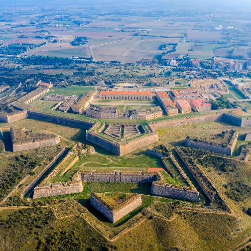 Vista aérea da fortaleza de Castell de Sant Ferran em Figueres, Catalunha, Espanha, uma das principais atrações para os amantes da história e uma das melhores coisas para fazer perto do Teatro-Museu Dalí.