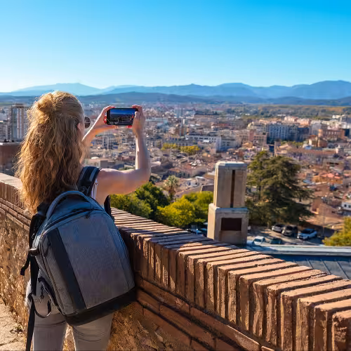 Turista tirando uma foto das muralhas de Girona com vista panorâmica para a Cidade Velha, uma das principais atrações de Girona, Catalunha, Espanha.
