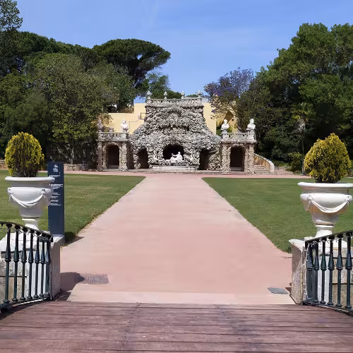 Giardino storico con grotta e statue riccamente decorate a Oeiras, nella regione di Lisbona, in Portogallo, che offre attrazioni culturali e attività all'aperto.