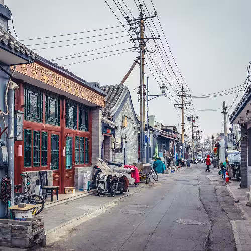 Uma vibrante cena de rua no distrito de Hutong, em Pequim, exibindo arquitetura tradicional e a agitada vida local, ideal para explorar a cultura e a história.