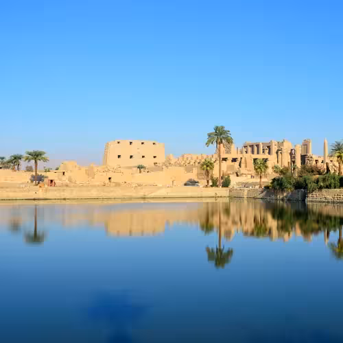 O lago sagrado de Karnak com o templo atrás, Luxor.