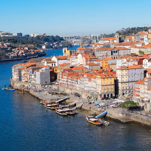 Vista panorâmica dos edifícios coloridos de Miragaia ao longo do Rio Douro, no Porto, mostrando o encanto da Região Norte de Portugal.