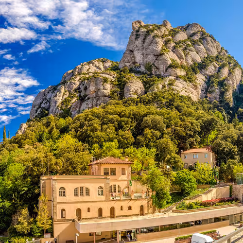 Vista panorâmica da montanha de Montserrat e do Mosteiro de Montserrat na Catalunha, Espanha, um dos melhores passeios de um dia saindo de Barcelona, com trilhas para caminhadas, mirantes panorâmicos e visitas à basílica.