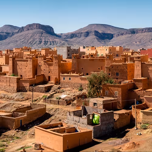 Vista panorámica del pueblo de Nkob en Drâa-Tafilalet, Marruecos, con sus kasbahs tradicionales y casas de adobe, con las montañas Jbel Saghro como telón de fondo, una parada imprescindible en una excursión por el desierto del Sahara.