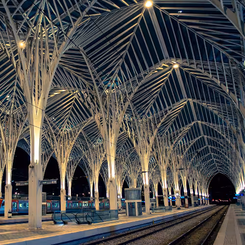 Design architettonico moderno della stazione Oriente di Lisbona di notte, un'attrazione chiave nel Parque das Nações, Portogallo.