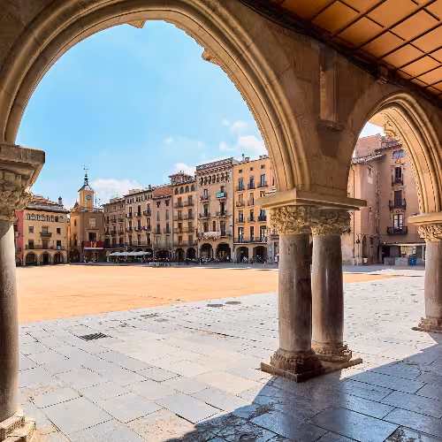 Vista panorâmica da Plaça Major em Vic, Catalunha, Espanha, com seus edifícios históricos e a prefeitura — uma das principais atrações de Vic em uma viagem de um dia saindo de Barcelona.