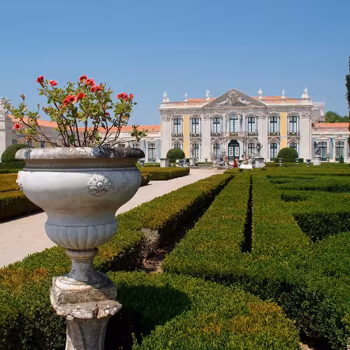 Le palais national de Queluz, au Portugal, avec sa superbe architecture baroque et ses jardins magnifiquement entretenus, est un site incontournable de la région de Lisbonne.