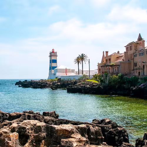 Vista panoramica dell'iconico faro di Santa Marta e della costa di Cascais, meta imperdibile nella regione di Lisbona, in Portogallo.