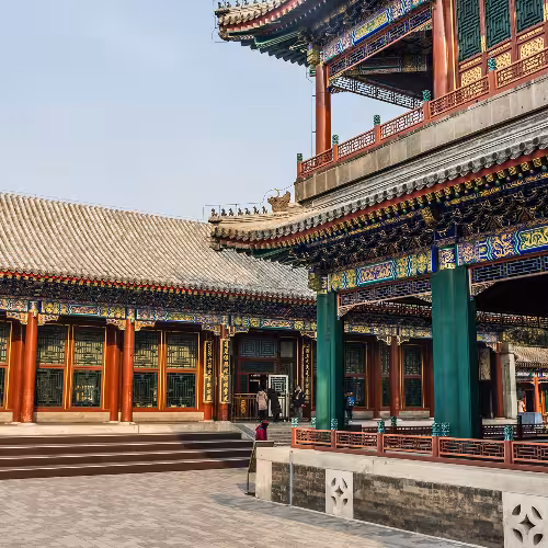 A arquitetura tradicional chinesa do Palácio de Verão em Pequim, com seus designs intrincados e cores vibrantes, é uma atração imperdível para os entusiastas de história e cultura.