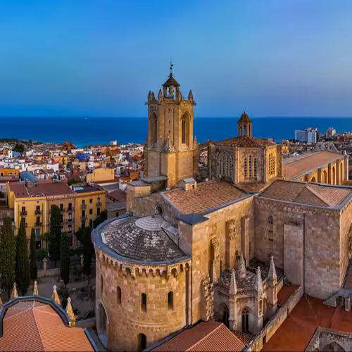 Vista panorâmica do pôr do sol na Cidade Velha de Tarragona e na Catedral de Tarragona, com vista para o Mar Mediterrâneo, na Catalunha, Espanha.