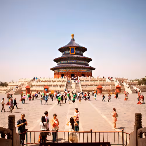 Visitantes explorando o icônico Salão de Orações pelas Boas Colheitas no Templo do Céu em Pequim, China, um marco cultural imperdível e Patrimônio Mundial da UNESCO.