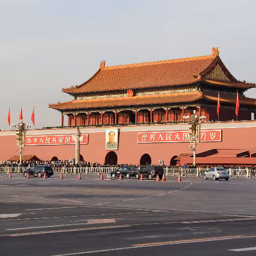 Uma cena movimentada na Praça Tiananmen em Pequim, China, mostrando o icônico Portão Tiananmen com visitantes explorando o marco histórico.