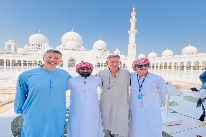 Group photo at Sheikh Zayed Grand Mosque on Abu Dhabi city tour from Ras Al Khaimah, UAE