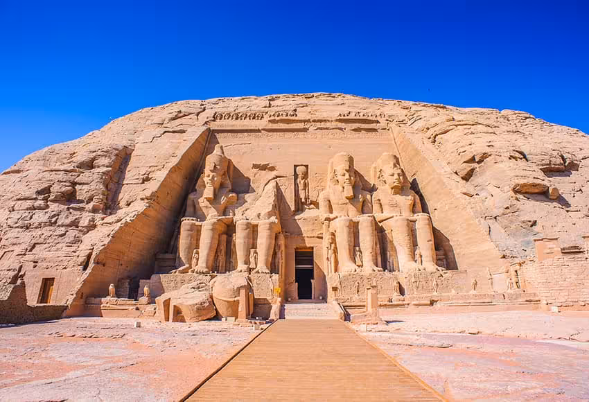 Abu Simbel Great Temple facade with colossal Ramses II statues, must-see on 7-day Cairo Luxor Aswan flight tour