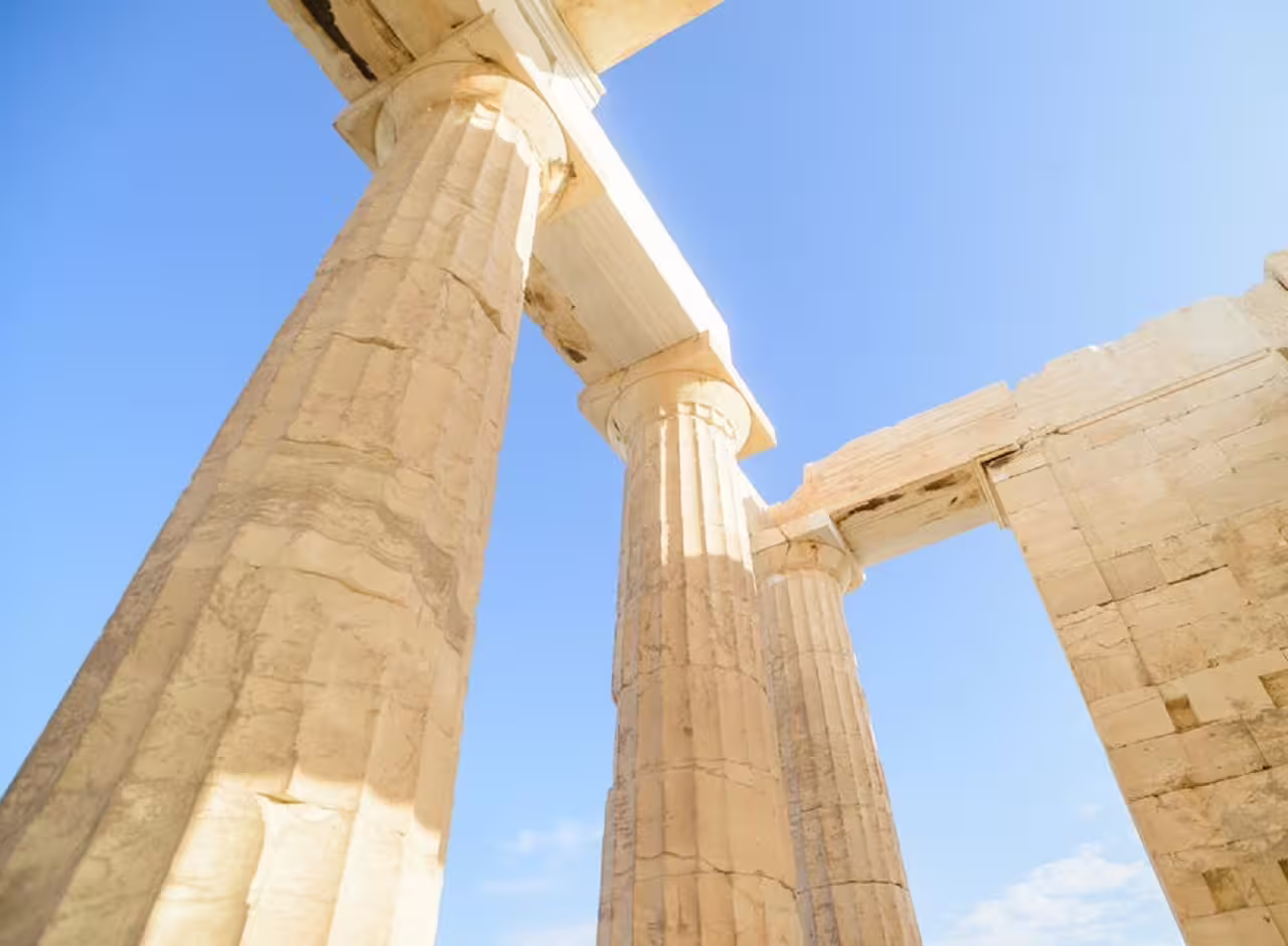 Gros plan des colonnes antiques de l’Acropole au soleil l’après-midi, visite guidée en français à Athènes