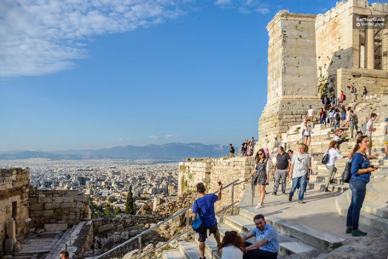 Escaliers et visiteurs à l’entrée de l’Acropole avec panorama d’Athènes, visite l’après-midi avec guide français