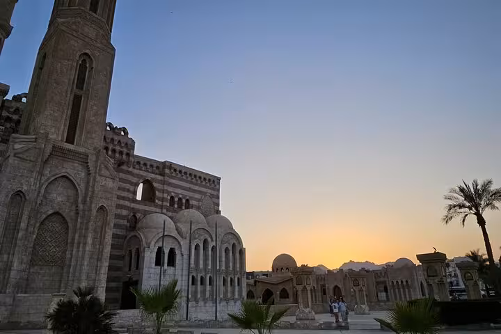 Sunset view of Al Mustafa Mosque in Sharm El Sheikh on a guided city sightseeing tour in Egypt