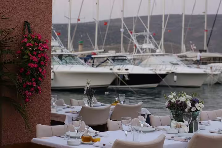 Restaurant with a view of the port of Alacati 