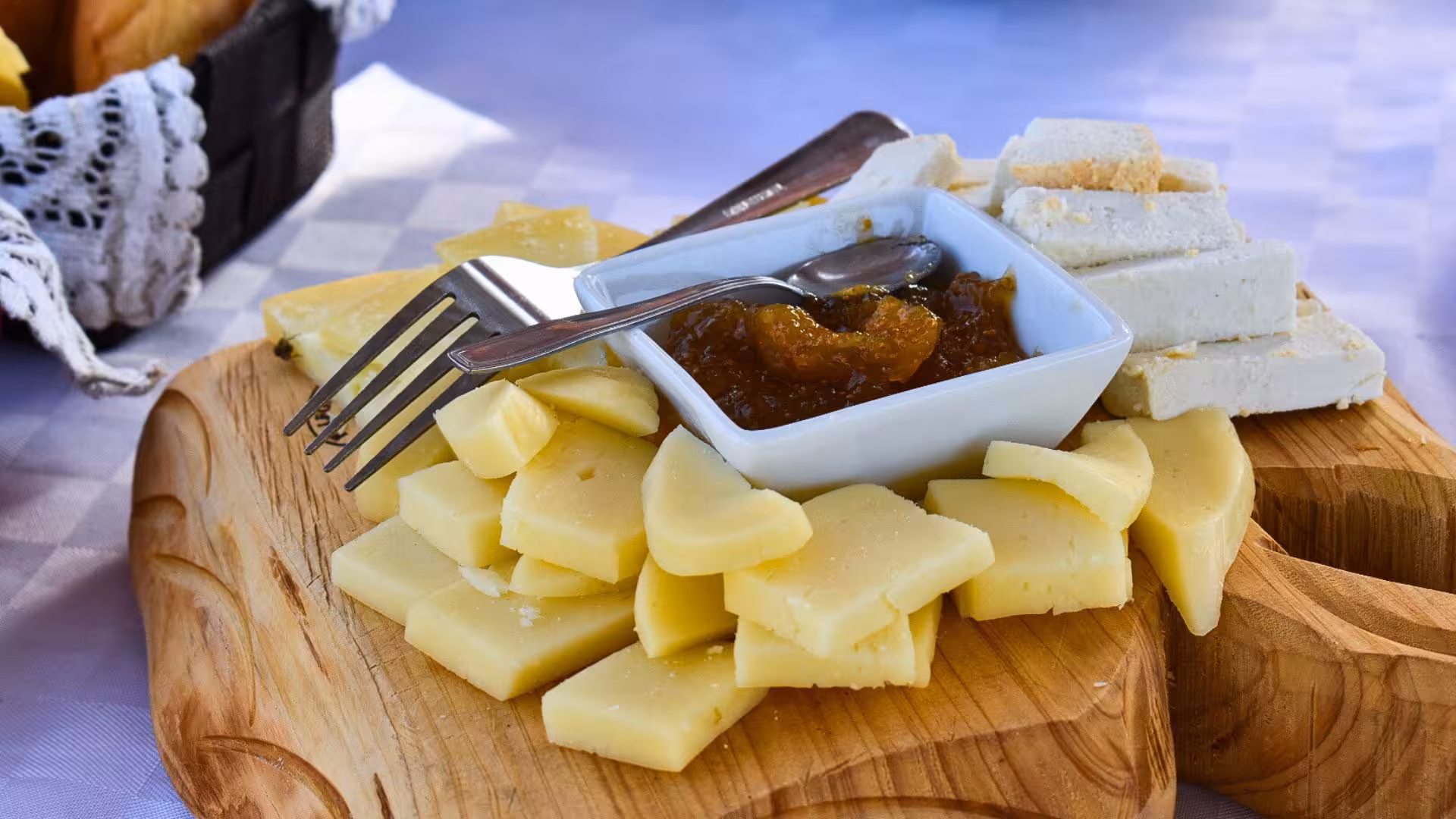 Cheese platter with assorted cheeses and fig jam, ideal for a vineyard aperitif in Alghero.