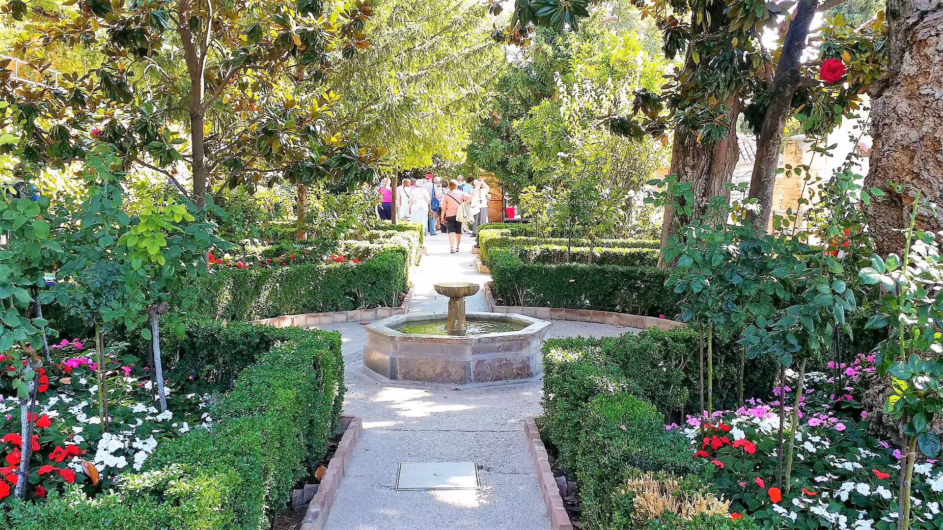 Alhambra Generalife gardens with fountain and flowerbeds, private tour from Costa del Sol with skip-the-line