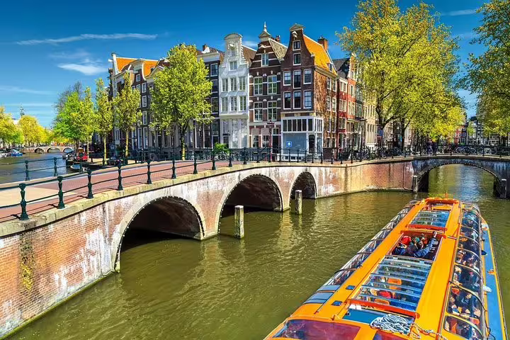 Amsterdam canal bridge and historic houses, ideal backdrop for a self-guided e-scavenger hunt tour