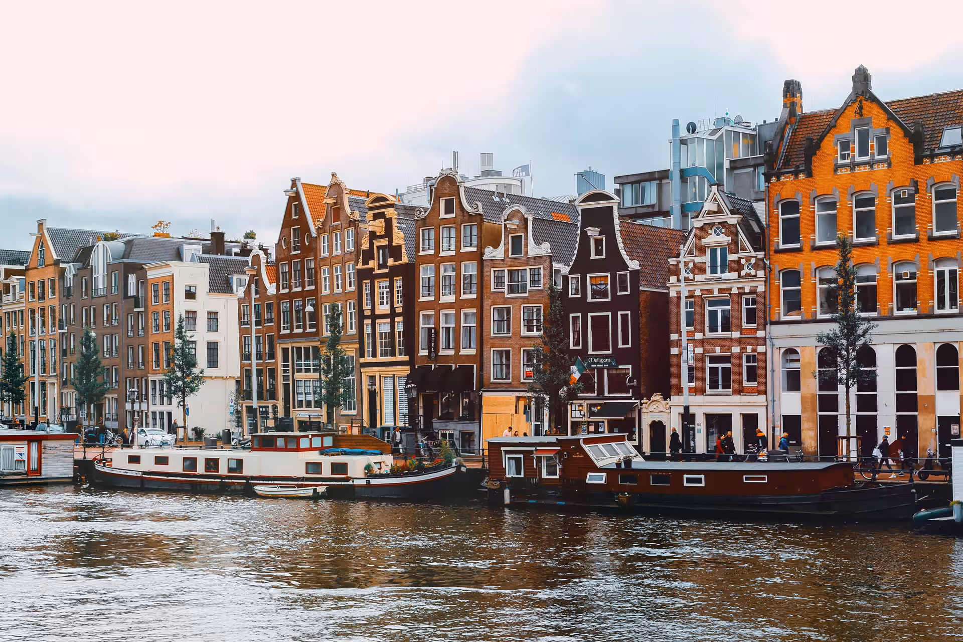 Classic Amsterdam canal houses and boats along the Herengracht, featured on a private Schiphol layover tour (3–5h)