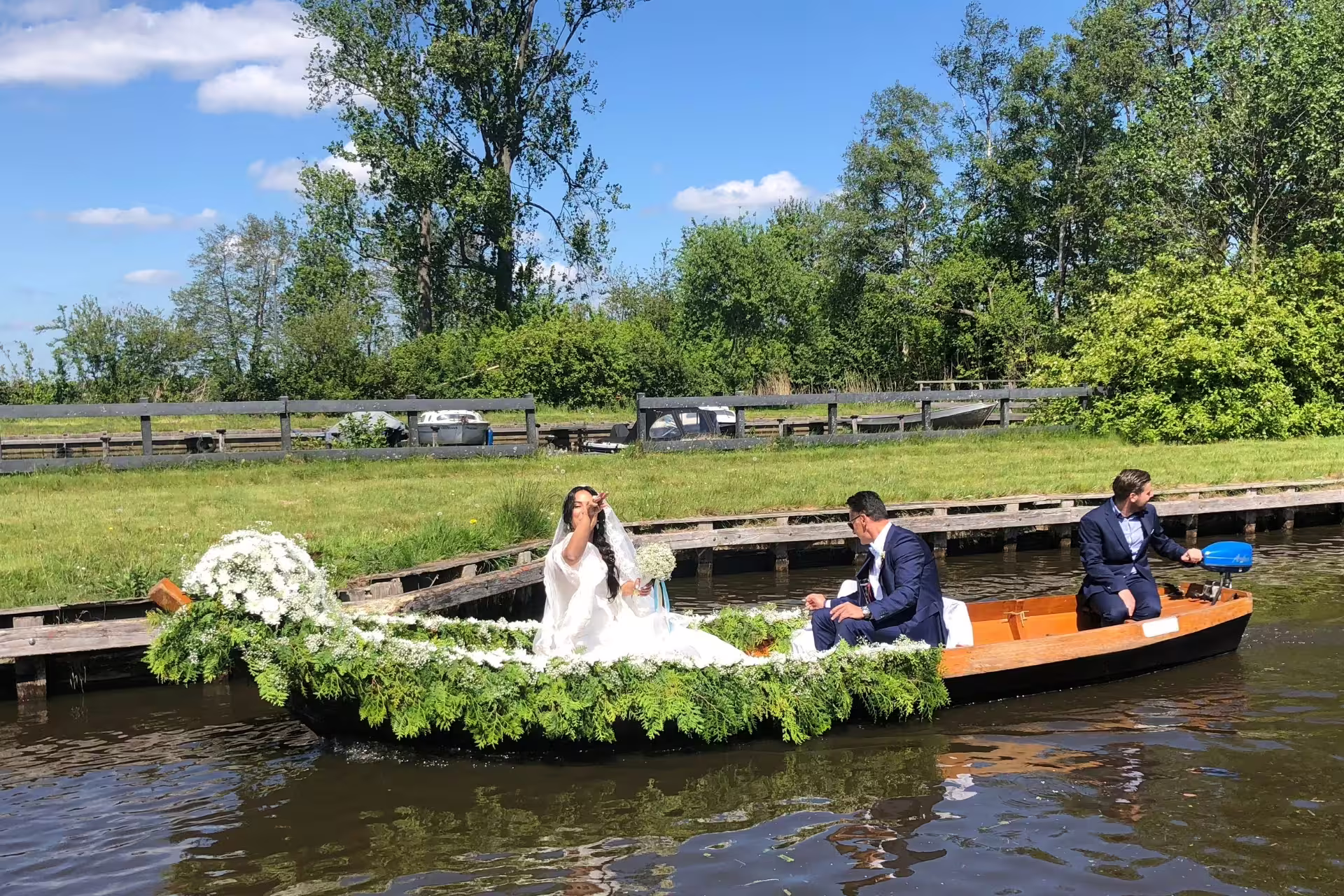 Private boat gliding through Giethoorn canals, a highlight of the Amsterdam Keukenhof and Giethoorn day tour