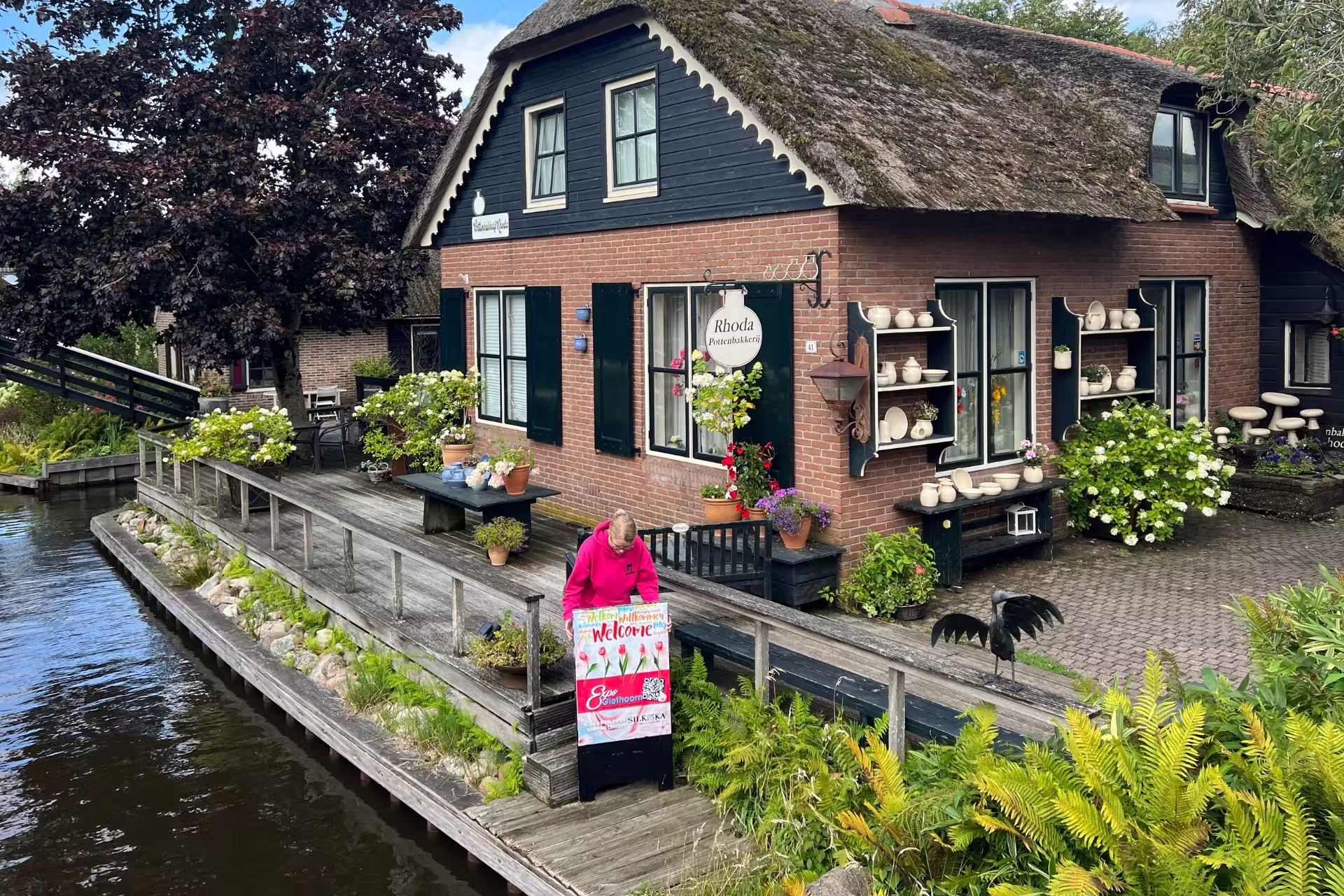 Traditional thatched house beside Giethoorn canal, classic scenery on the Amsterdam Keukenhof and Giethoorn day tour