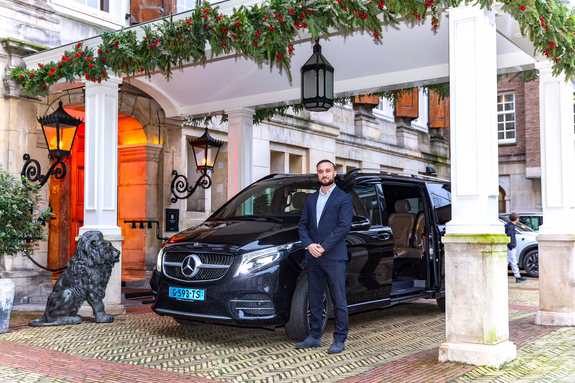 Private transfer van pickup in Amsterdam for 4-hour layover tour with canal cruise and Heineken Experience visit
