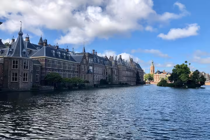 Binnenhof and Hofvijver lake in The Hague, scenic stop on Amsterdam or Schiphol Airport private transfer