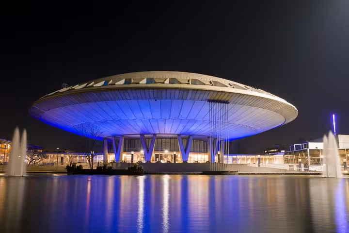 Eindhoven Evoluon lit at night, ideal landmark for Amsterdam or Schiphol Airport to Eindhoven private transfer