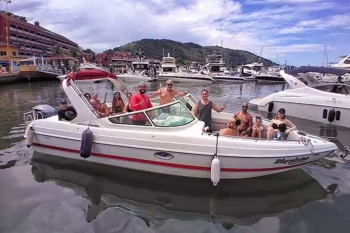Group enjoying a private boat tour at Angra dos Reis marina, perfect for a fun day with barbecue and drinks.