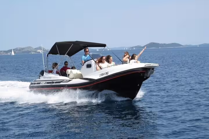 Tourists revel in a thrilling boat ride on Angra & Ilha Grande tour, perfect for adventure and relaxation.